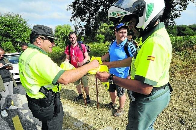 Agentes entregan chalecos a peregrinos