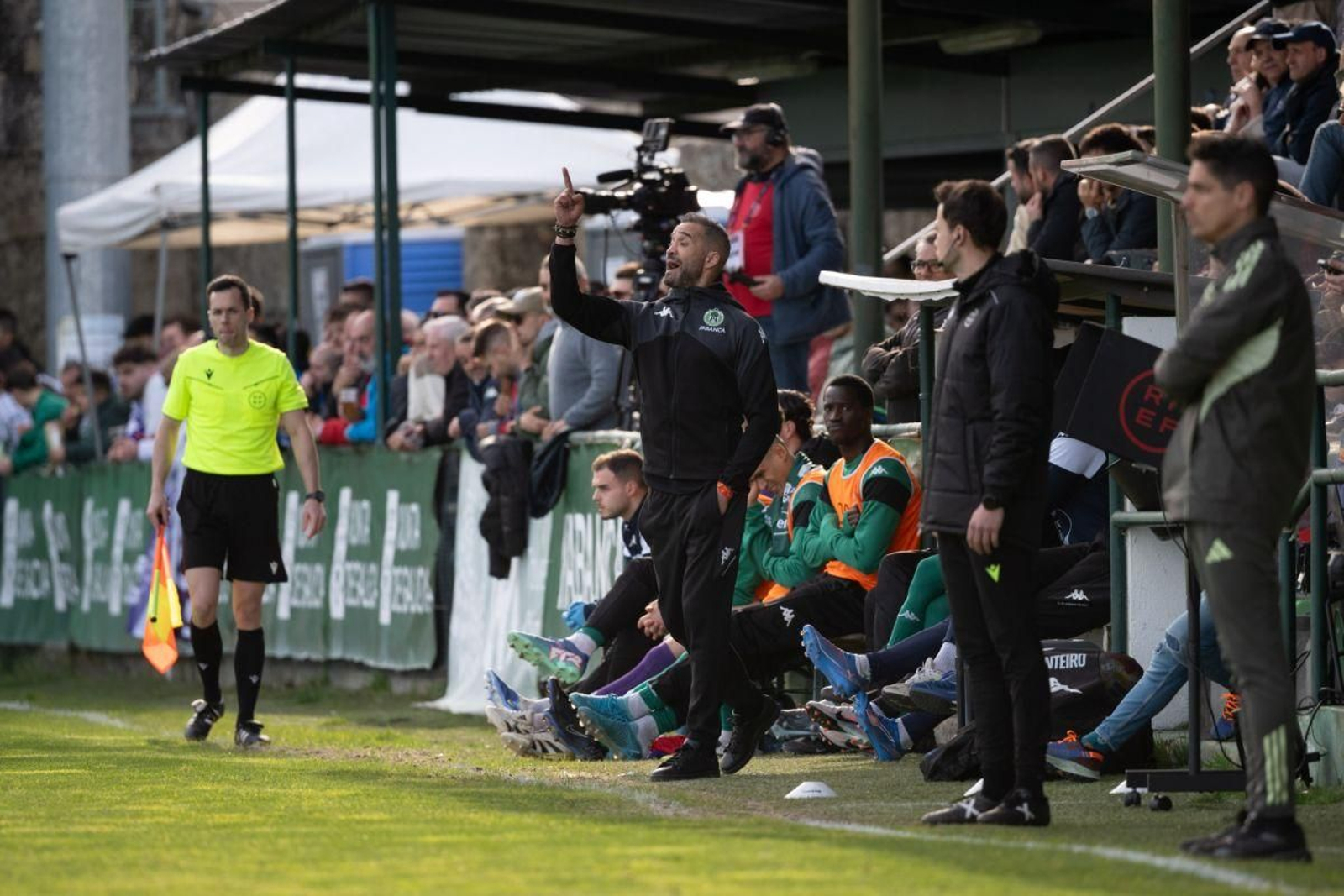 Juanfran García dándo indicaciones a sus jugadores.