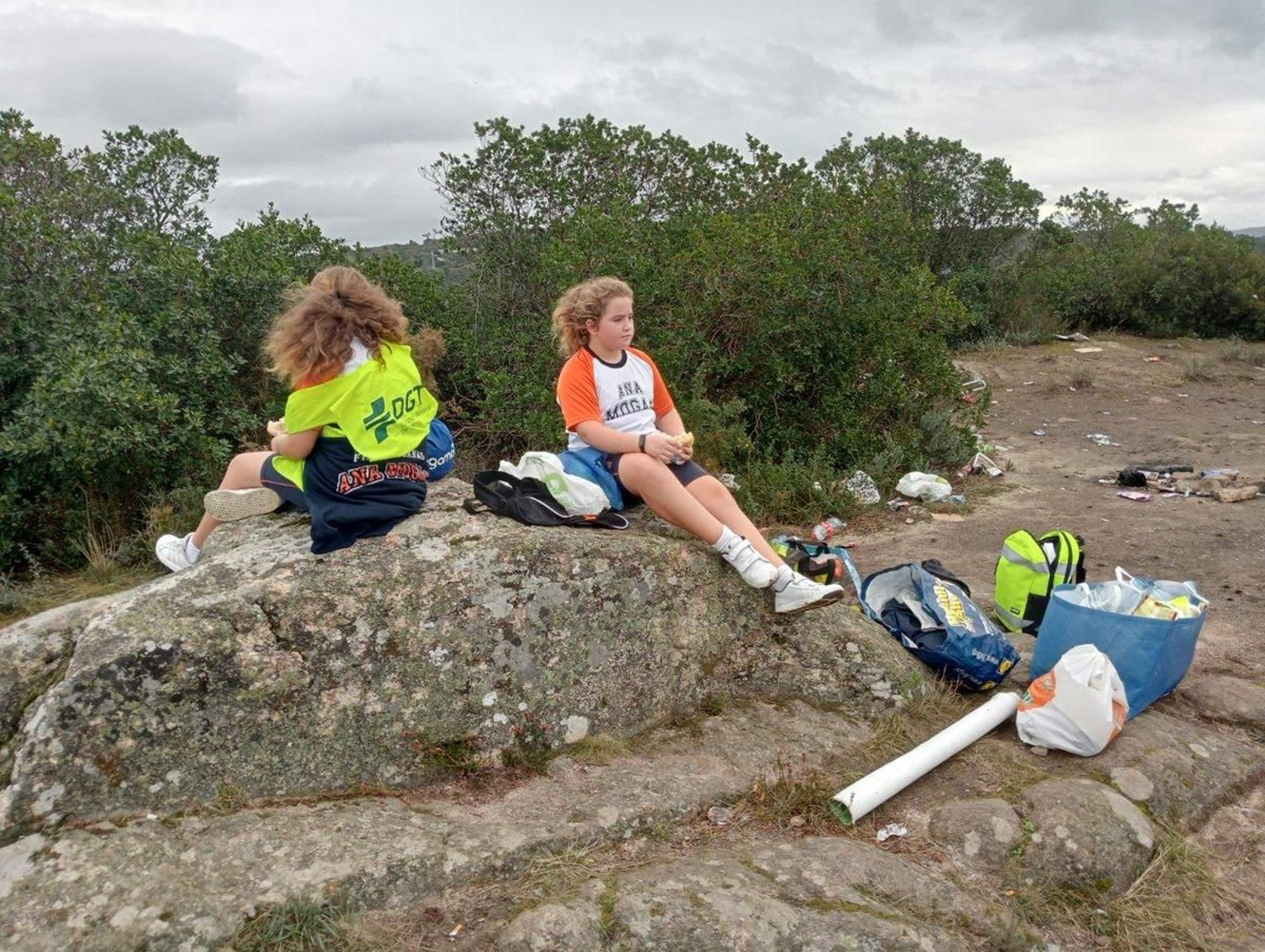 Los Ecovigilantes limpian los restos de la fiesta del magosto.