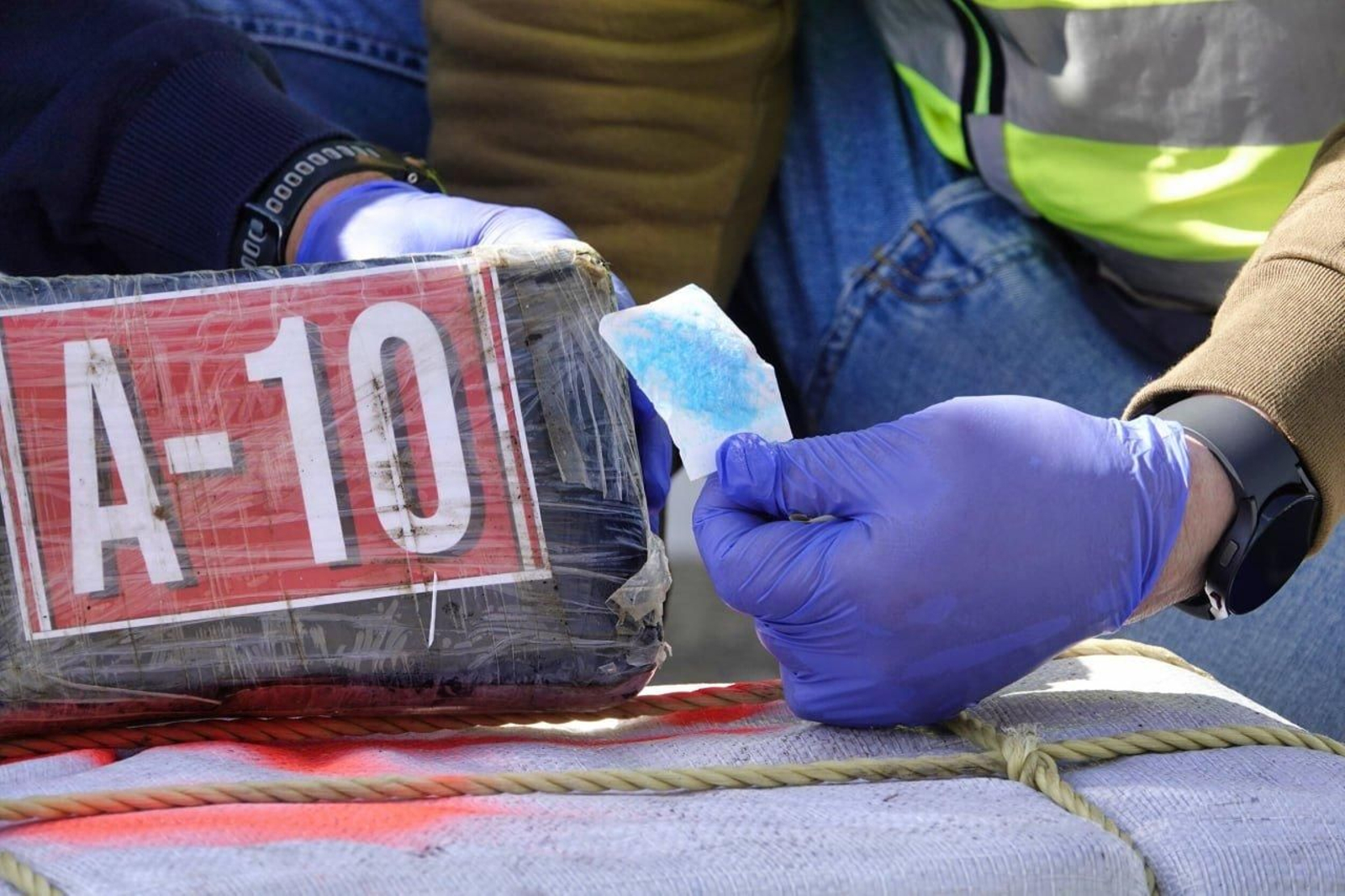 Alijo de droga del 'Petrel'.