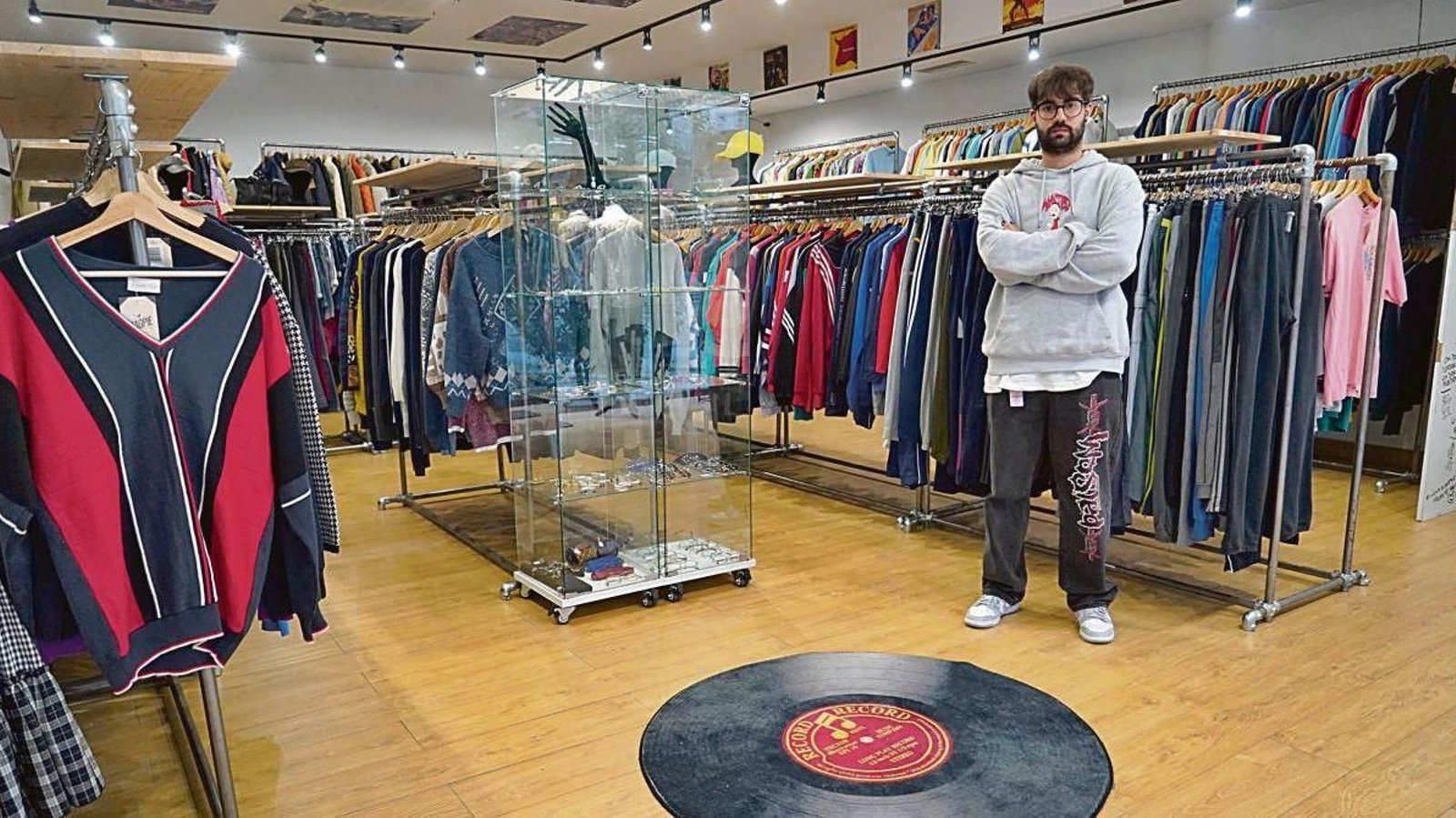 Carlos Vilanova, uno de los propietarios de la tienda de ropa Magpie Vintage.