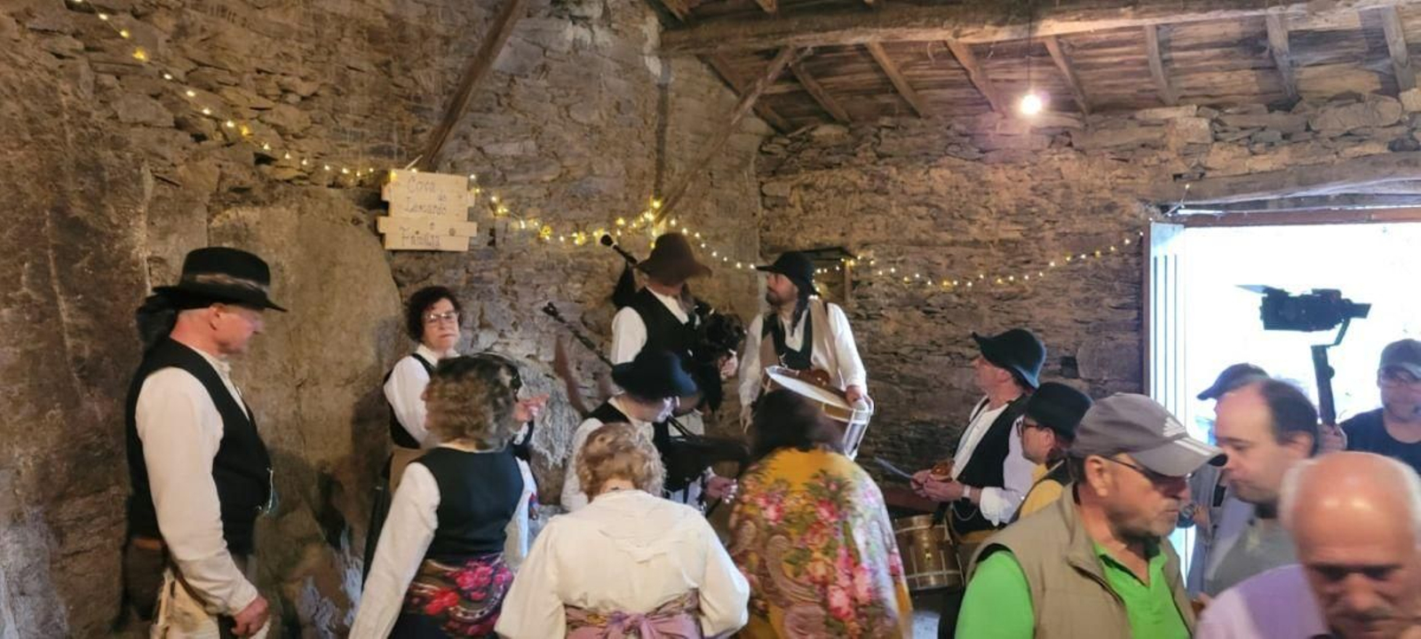 La música animando una de las covas de Seadur, llena de gente.