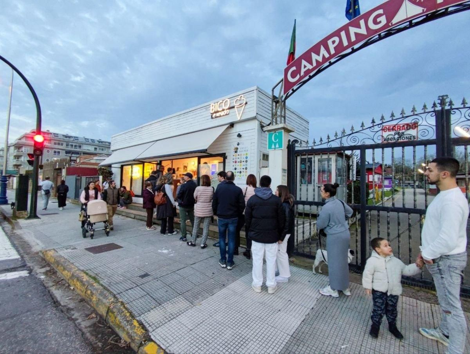 Colas para comprar helados en un puesto situado en Samil.