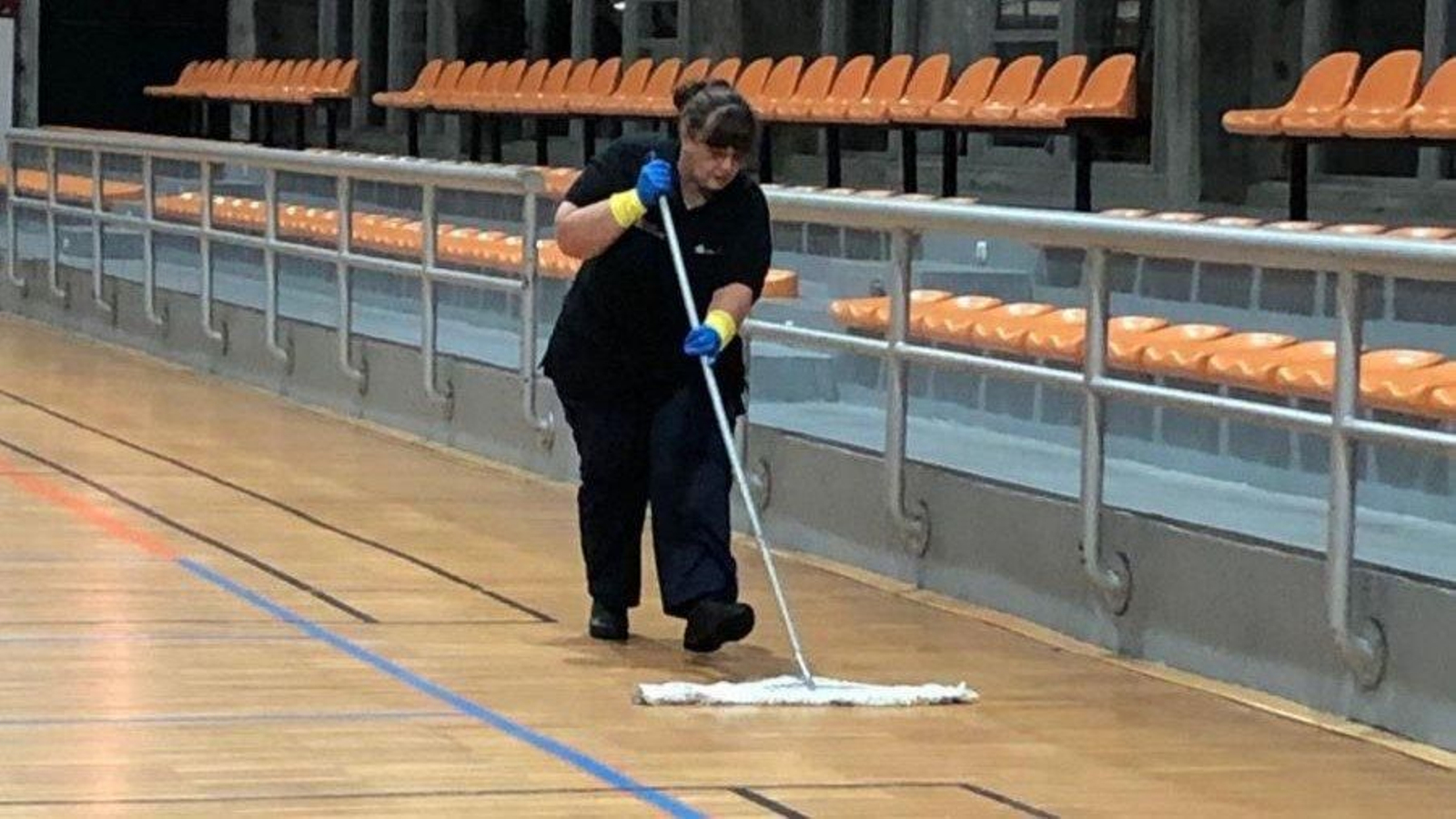 Uno de los alumnos del taller de limpieza durante los labores en el Pabellón de Baiona.