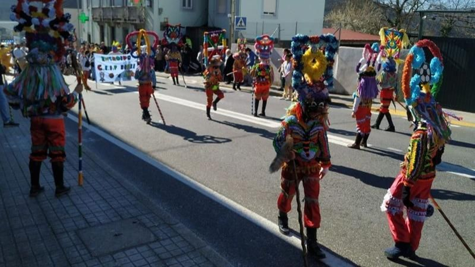 Un grupo de jóvenes boteiros abrió el paso del fulión.