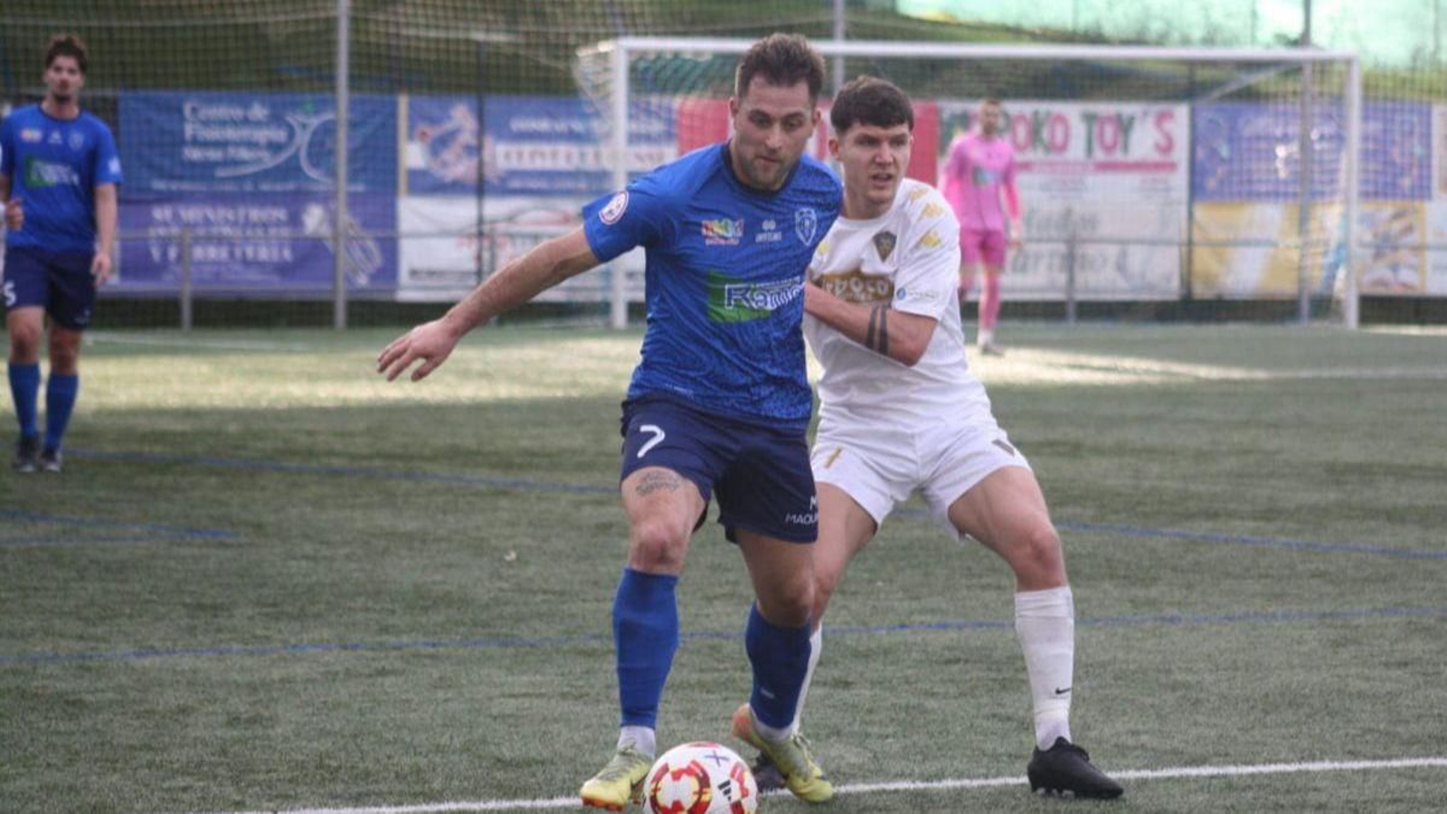 Rivero, extremo del Barbadás, aguanta el balón ante el ourensano del Silva, Raúl Melo.