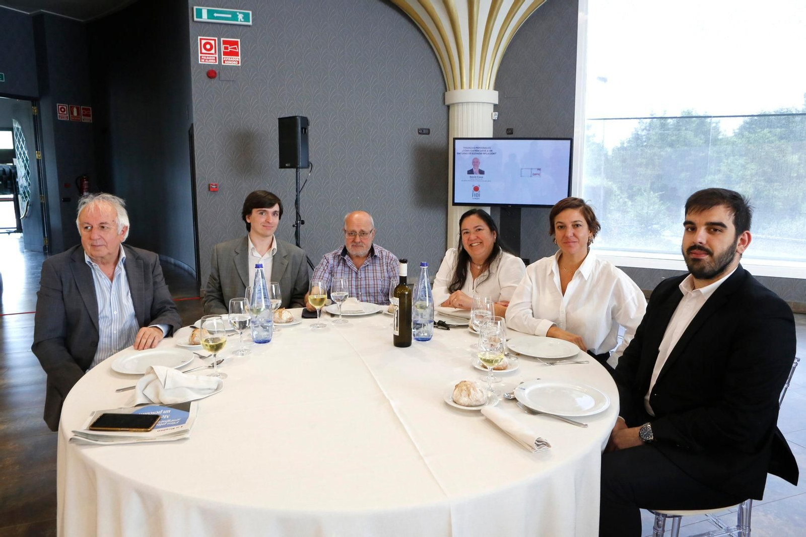 MESA RÍO ARENTEIRO. Manuel Rodríguez Cerviño, asesor; Ignacio Lema Lewis, comercial de La Región; Juan Andrés Hervella, colaborador de La Región; Lupe Chaves, de Asesoría Aselco Gestión; Elena Bellido Fonseca, comercial de La Región, y José Rodríguez González, abogado de Lexauria.