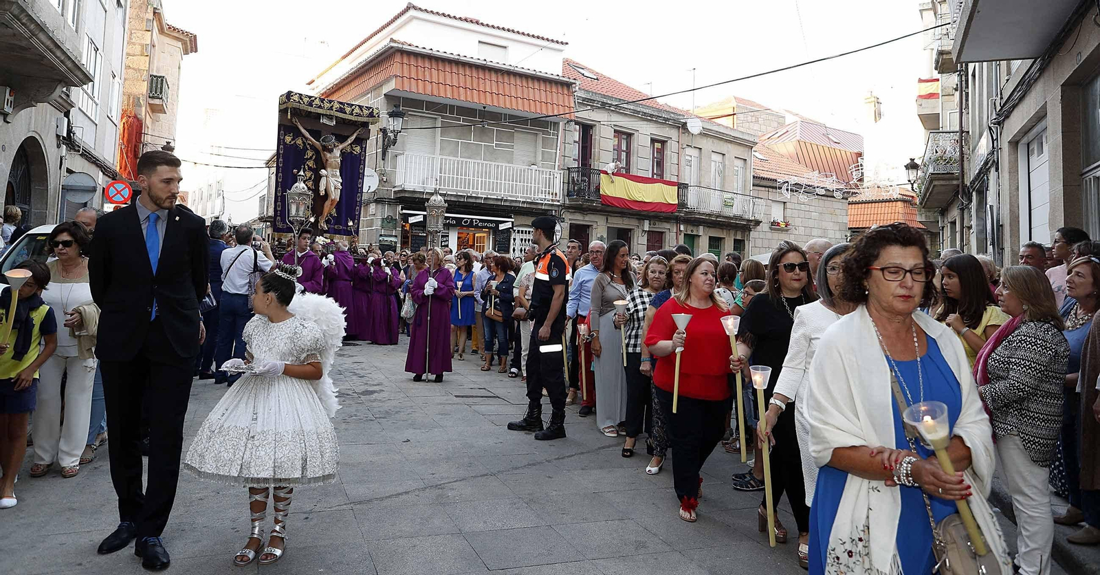 El Santísimo Cristo de los Afligidos  recorrió ayer las calles de la villa, acompañado por decenas de devotos. Entre los asistentes a la misa y posterior procesión se encontraban destacadas autoridades como alcalde Abel Caballero y el conselleiro