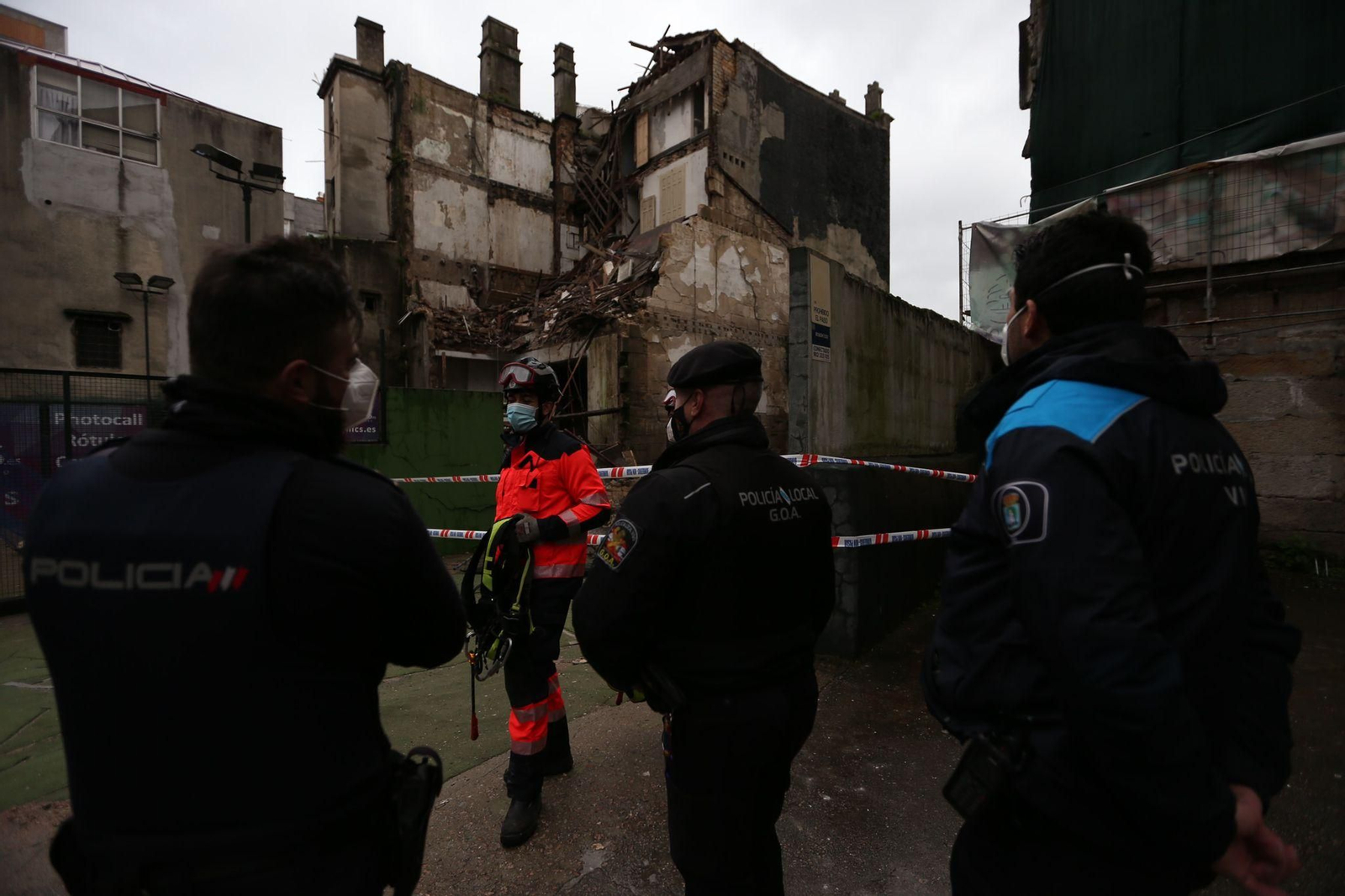 Se derrumba un edificio en el centro de Vigo // Alberte