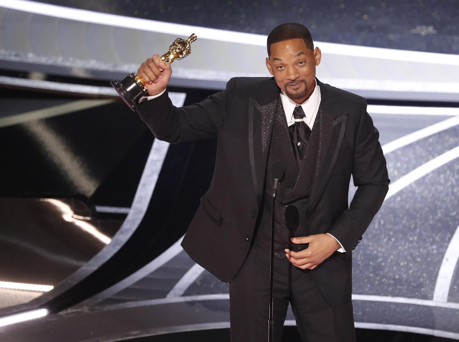 Will Smith recogiendo su Oscar como mejor actor en la 94ª gala de los premios. / EFE