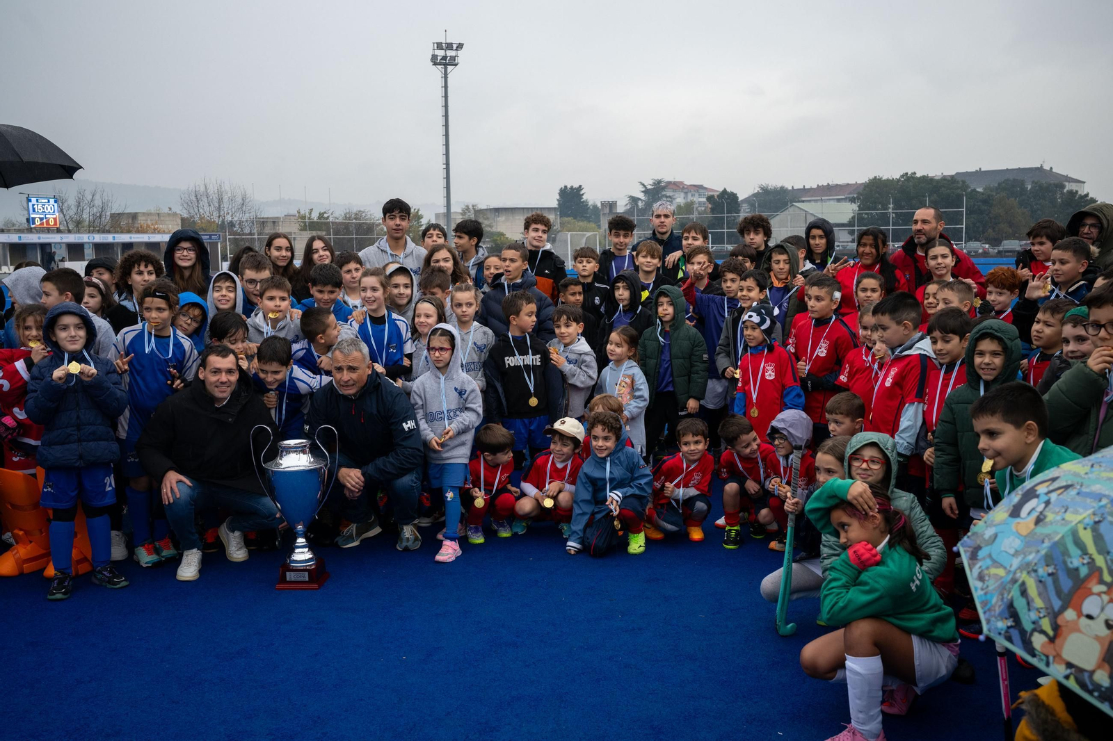 Los finalistas de la Copa Diputación de base, en el campo de Mariñamansa tras recoger sus respectivas medallas.