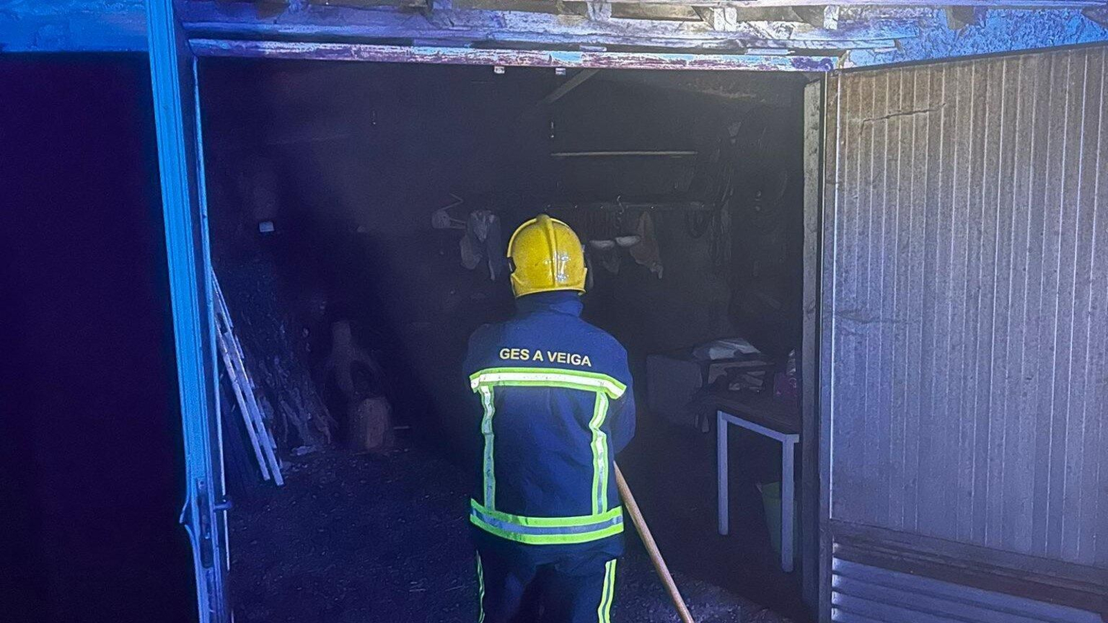 Los agentes del GES de A Veiga en las tareas de extinción de las llamas.