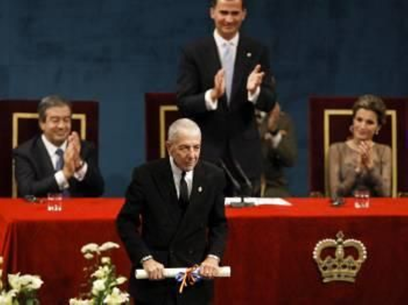 El escritor y cantante canadiense Leonard Cohen (c) tras recibir el premio Príncipe de Asturias de la Letras 2011.
