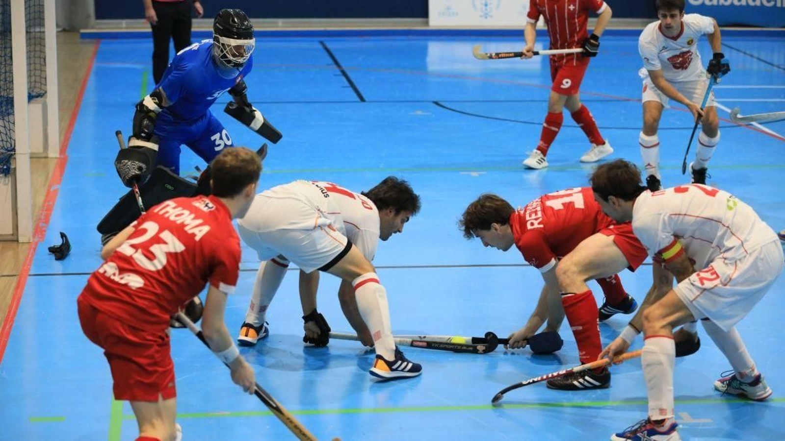 Lucha intensa por la bola durante la final del Torneo IV naciones entre España y Suiza.