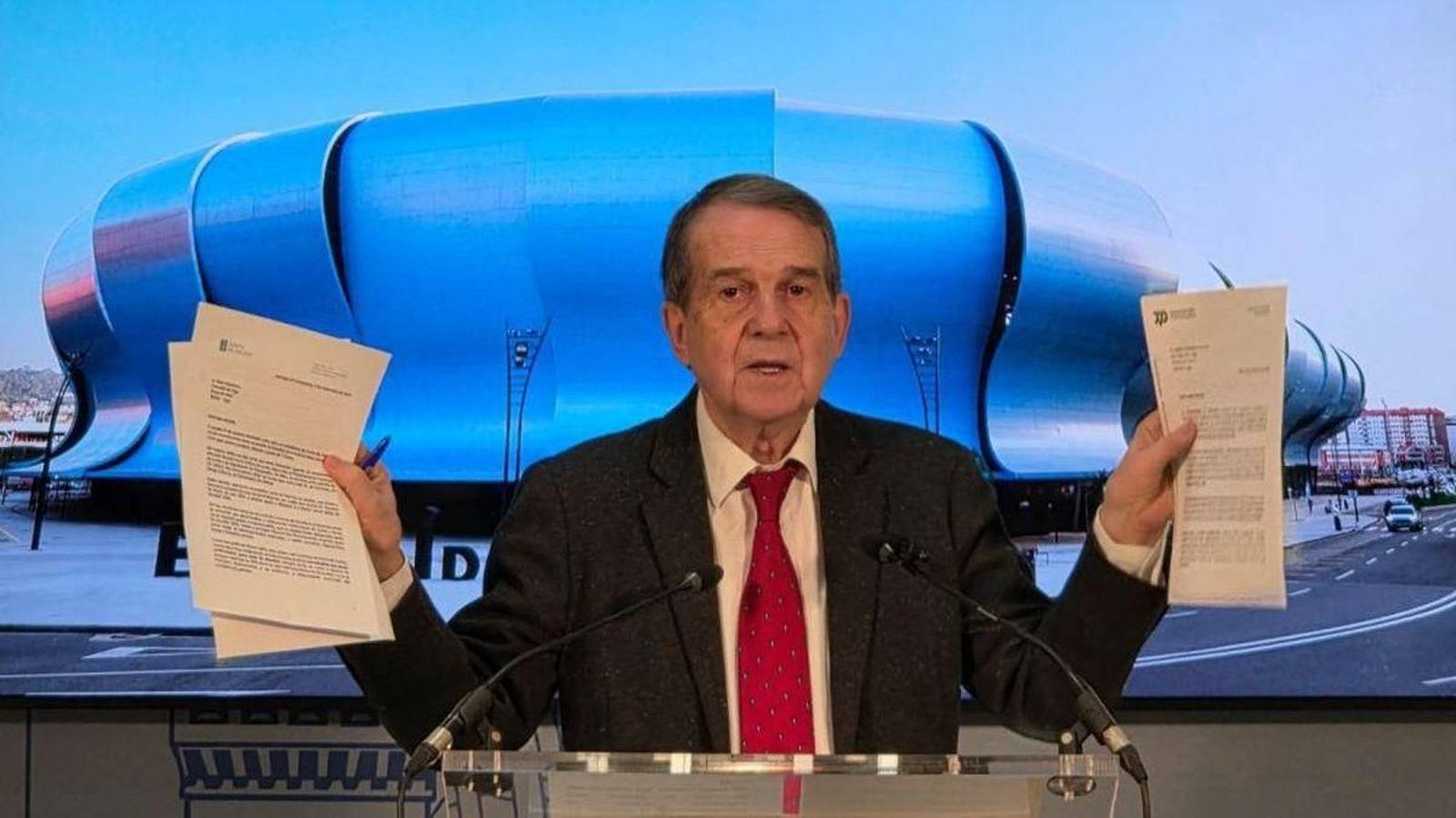 El alcalde muestras las cartas intercambiadas con la Federación.