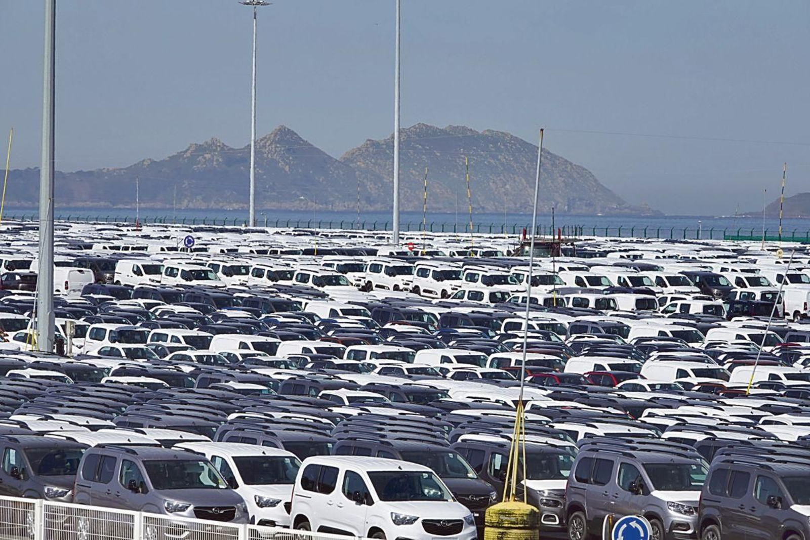 Miles de coches en el puerto de Vigo preparados para ser enviados a otros países.