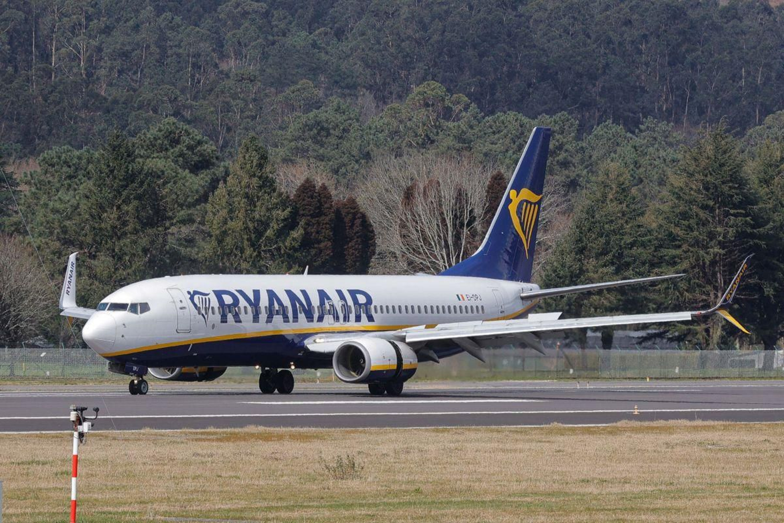 Un avión de Ryanair, a punto de realizar su despegue para operar su ruta con Londres
