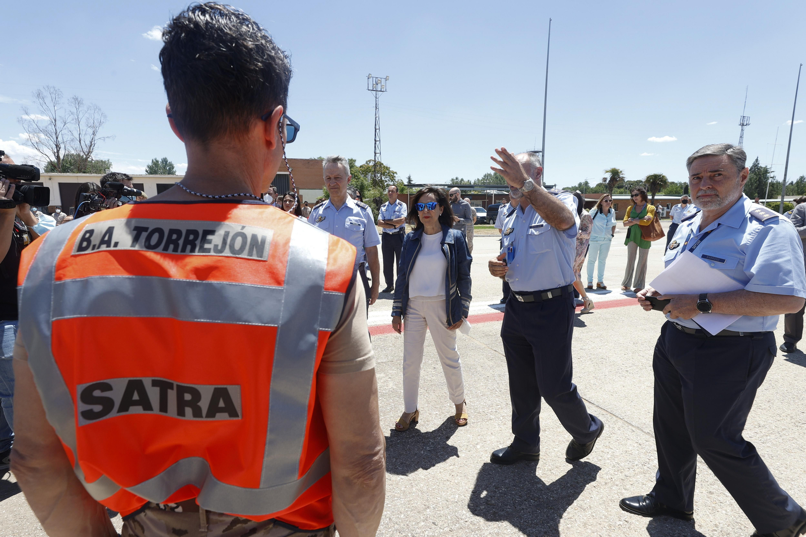 La ministra de Defensa, Margarita Robles, visita la Base Aérea de Torrejón para conocer y supervisar el dispositivo que se va a llevar a cabo para la Cumbre de la OTAN. EFE/ Javier Lizon