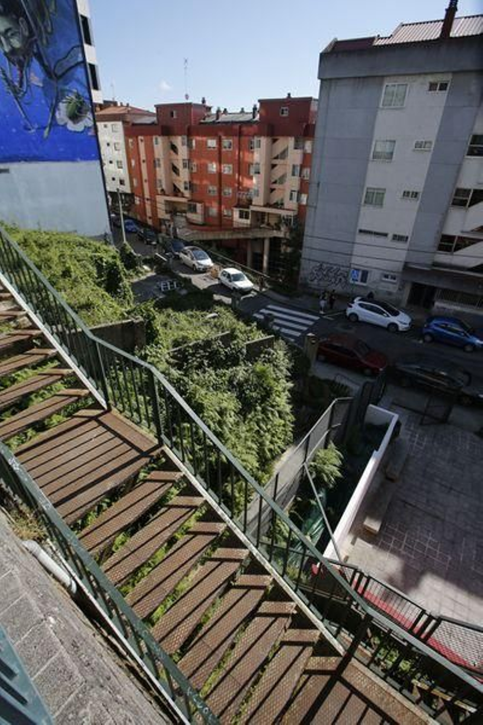 El ascensor suplirá las escaleras entre Hispanidad y Romil, ahora cerradas.