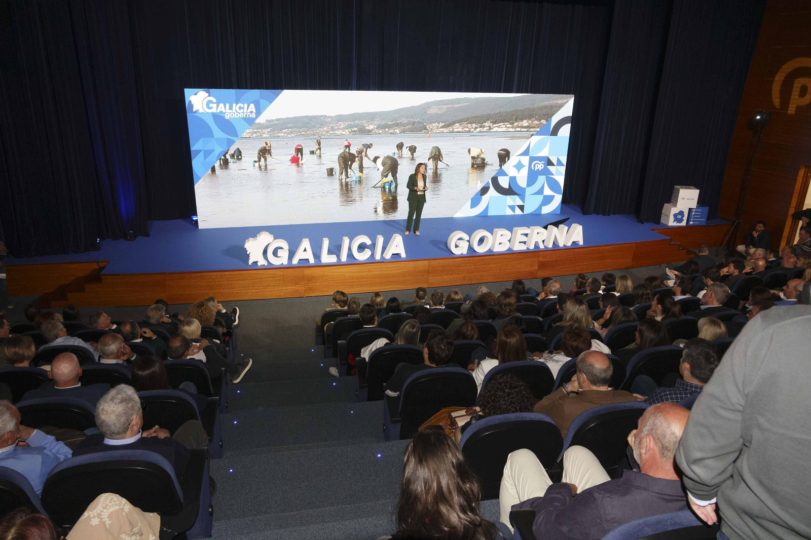 Galería | Rueda lidera el acto del PPdeG en Vigo y hace balance del mandato