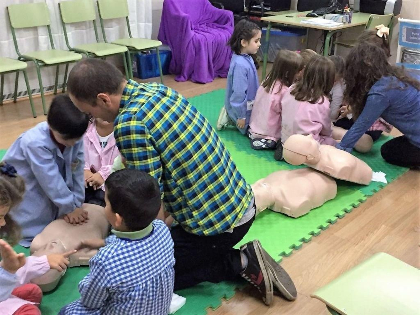 Los alumnos siguieron atentamente las explicaciones y practicaron las maniobras de resucitación