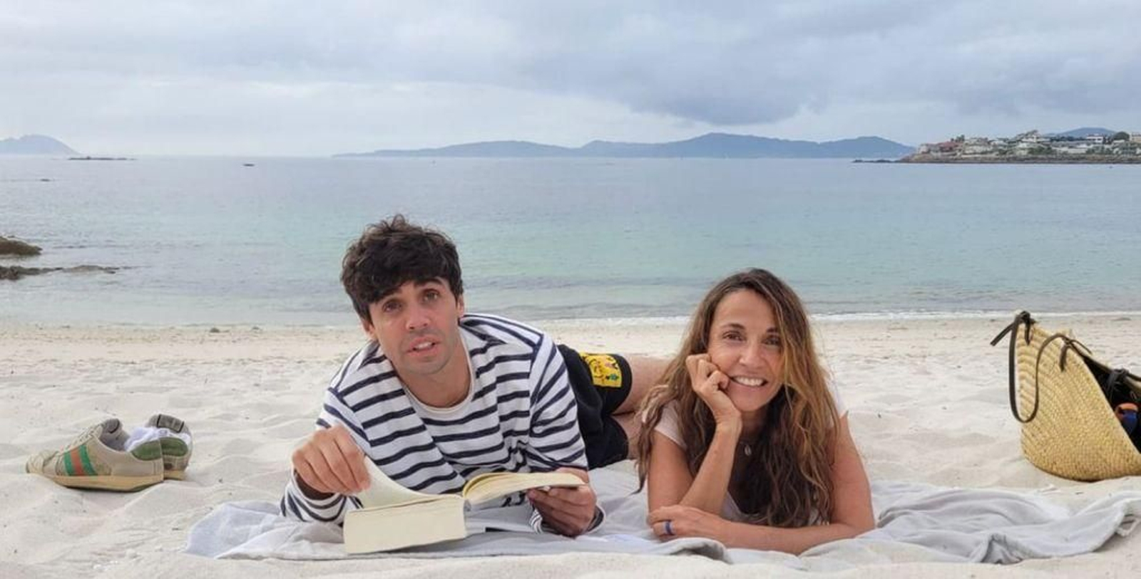 Javi Ambrossi y su madre Sofía Ambrossi, en la playa viguesa de Canido