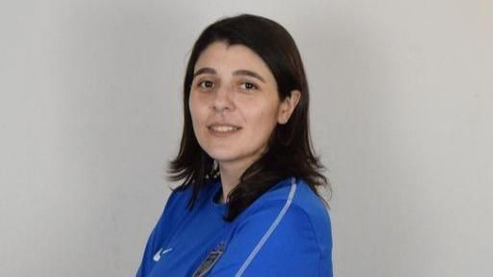 Haydée Agras posa con la vestimenta oficial del Johor Darul, su nuevo equipo.