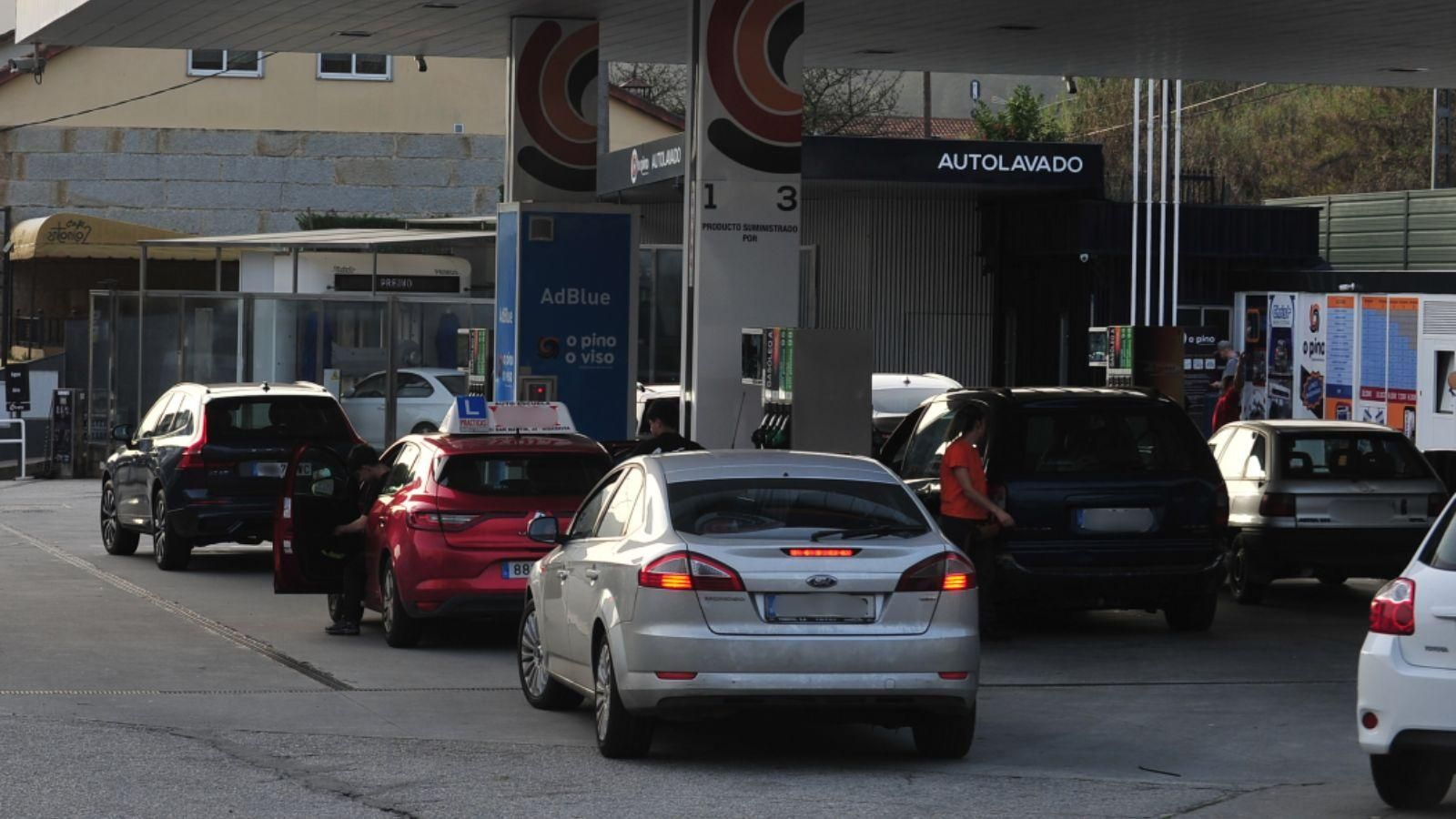 Coches repostando en una gasolinera de Ourense