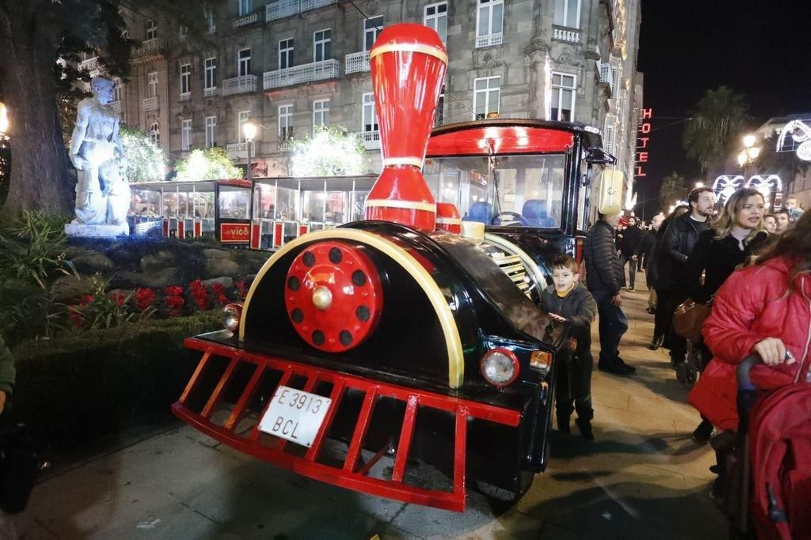 Los turistas invaden Vigo en el Puente83