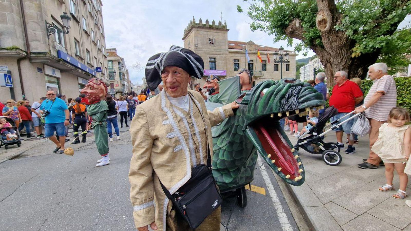 La Coca pasea por toda la ciudad junto a sus “Mordomos e Dianiños".