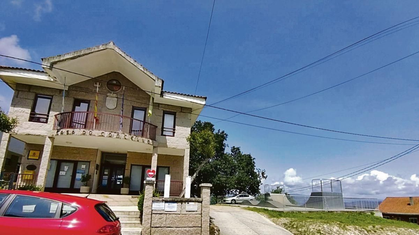 Exterior de la casa consistorial de Leirado que será humanizada.