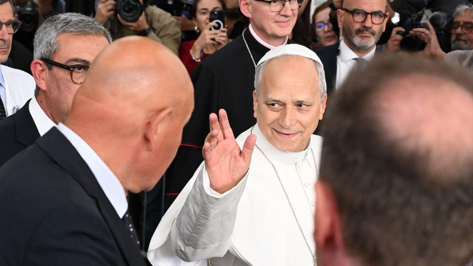 El Papa sale del hospital tras recibir el alta.