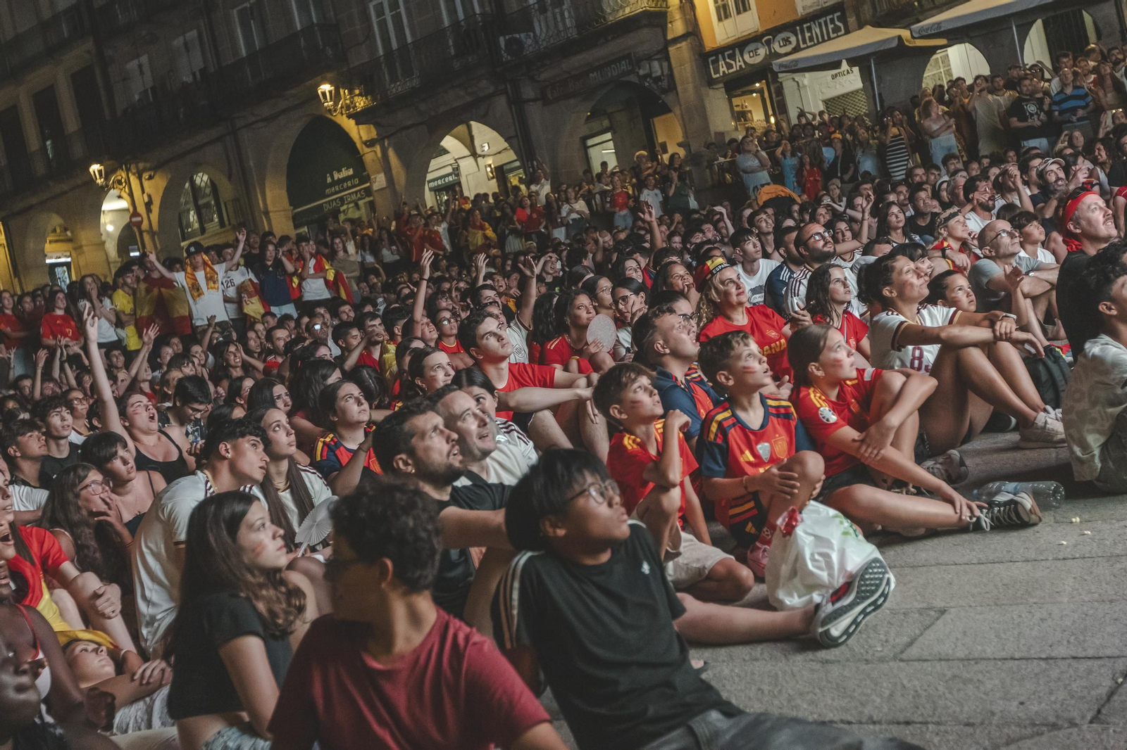 Galería | Camisetas, banderas y las calles de Ourense llenas de emoción por ver a España jugar los cuartos de final, en fotos