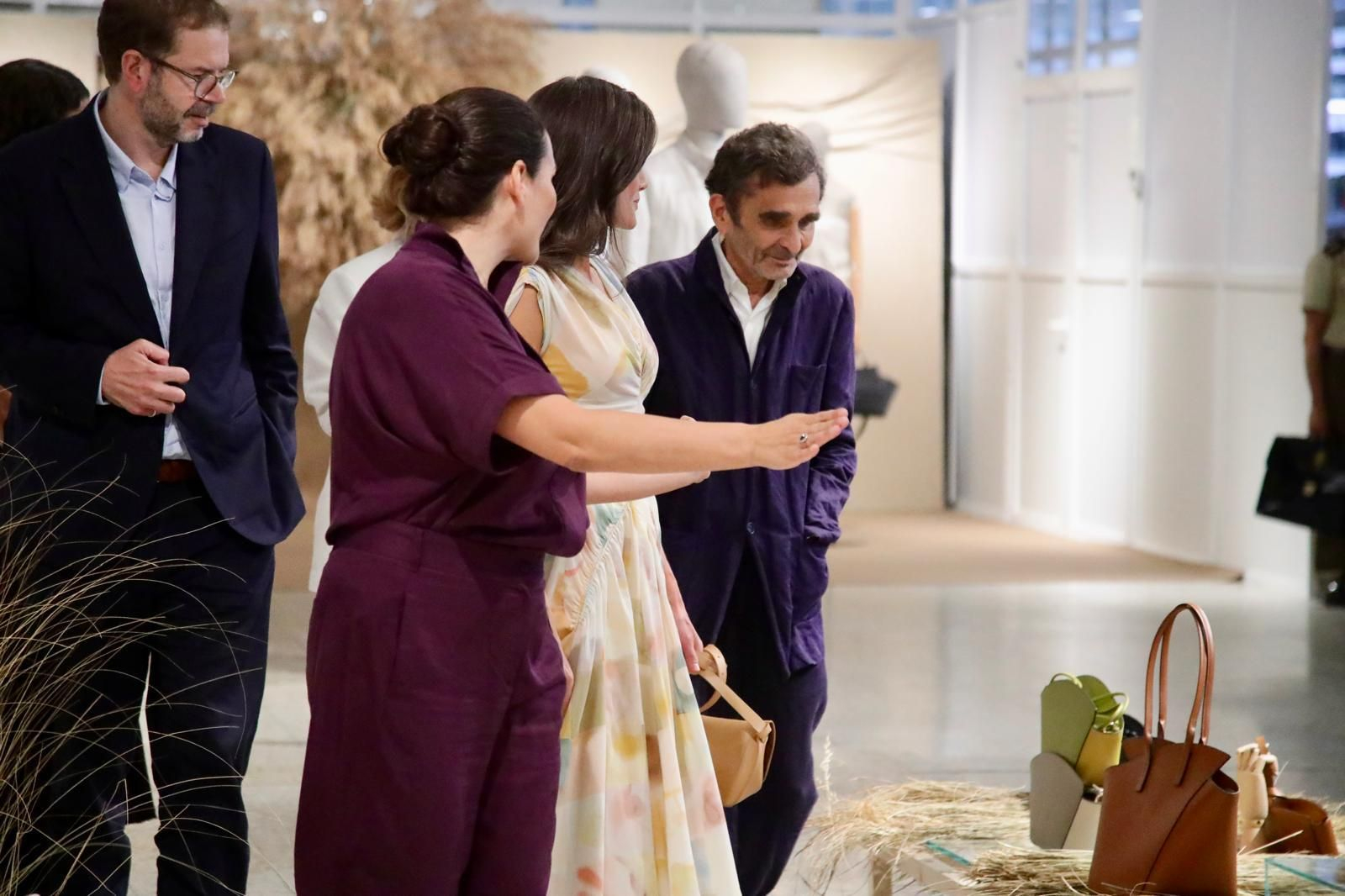 La reina Leticia visita Adolfo Domínguez en el 50 aniversario de la marca gallega