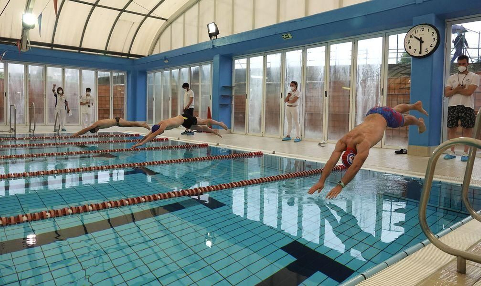 Los opositores tuvieron que nadar 100 metros en menos de un minuto y medio para puntuar.