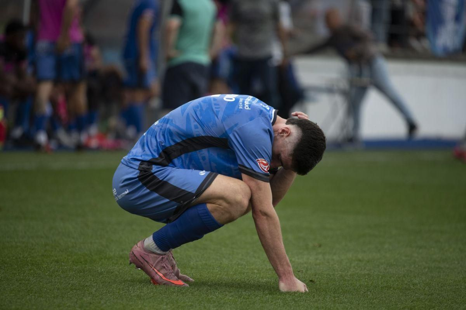 El defensa del Ourense CF Miguel Prado, hundido tras consumarse el descenso de categoría.