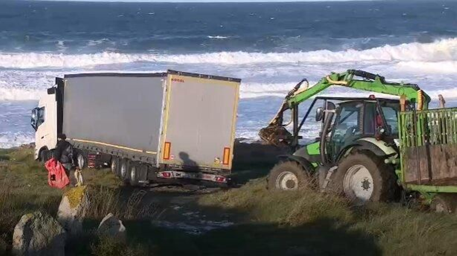 El camión al borde de un acantilado en Corrubedo.