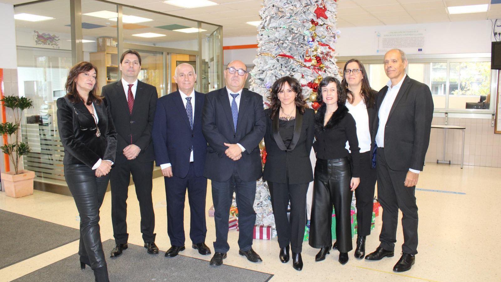 Profesores y autoridades, con la presidenta y vicepresidenta del IES Teis en la celebración del acto por el 40 aniversario.