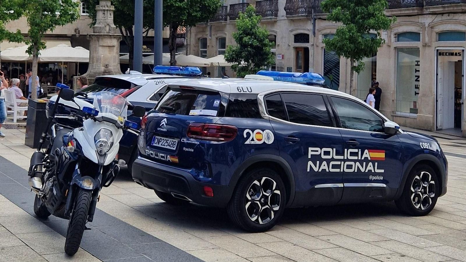 Vehículos de la Policía Nacional en Vigo.