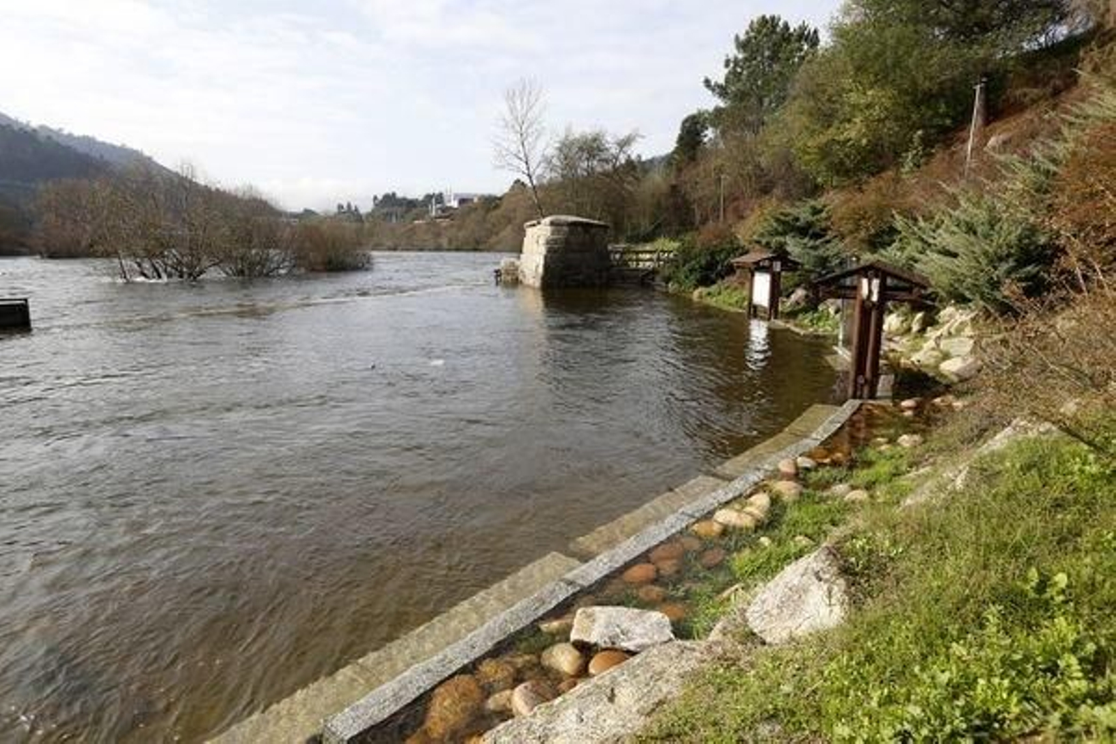 Termas de O Muiño da Veiga inundadas por la crecida del río Miño.