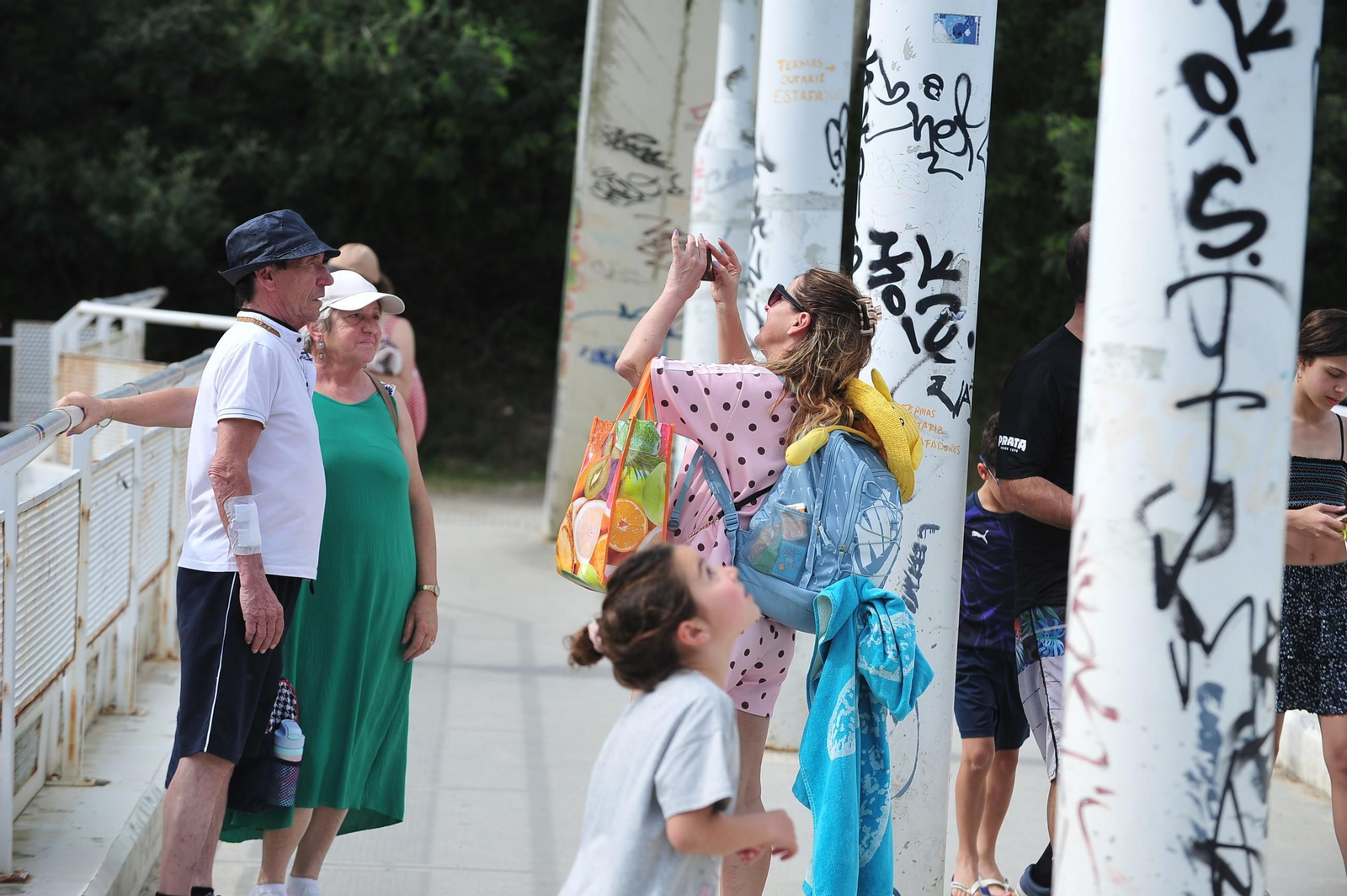 Gorras, pantalones cortes y vestidos; el vestuario elegido por los ourensanos y turistas para combatir el calor.