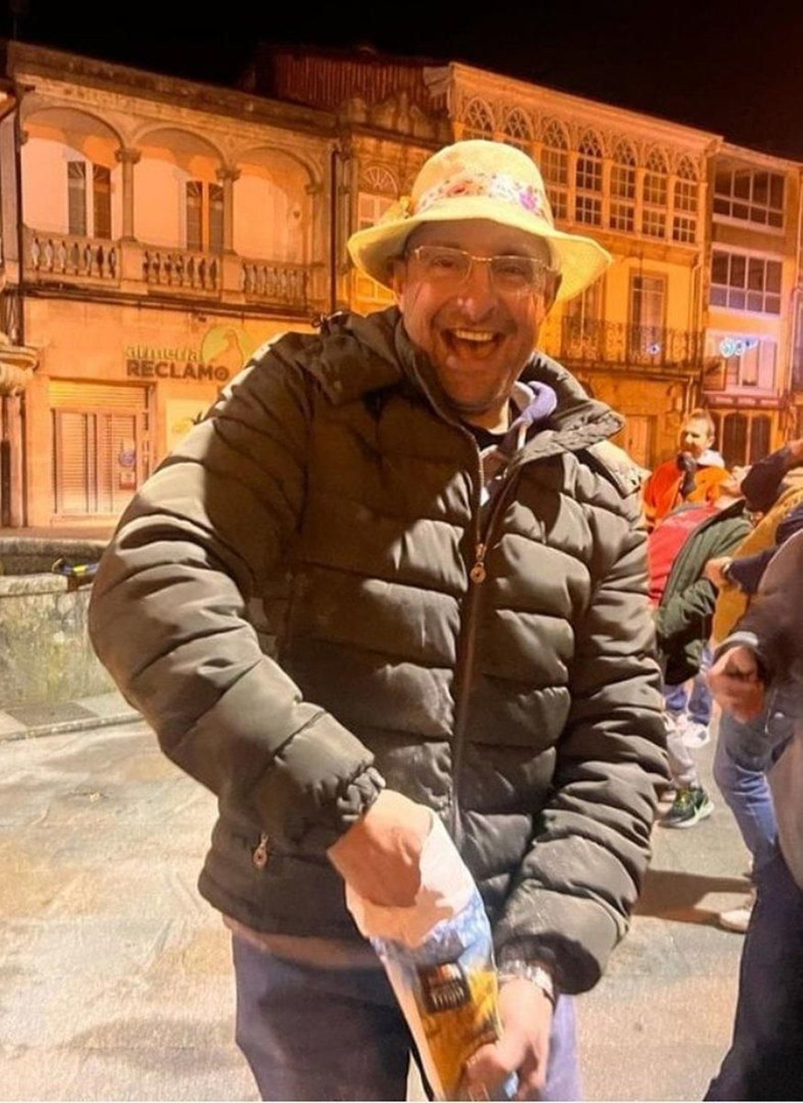 Fariñada. La RAG define este término como “broma do Entroido que consiste en botarlle fariña na cara a unha persoa”.