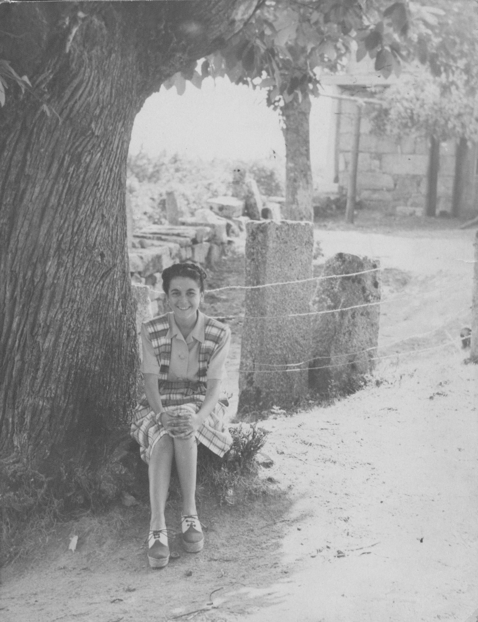 Carmiña Martín Gaite posa baixo un árbol en Piñor nos anos 40.
