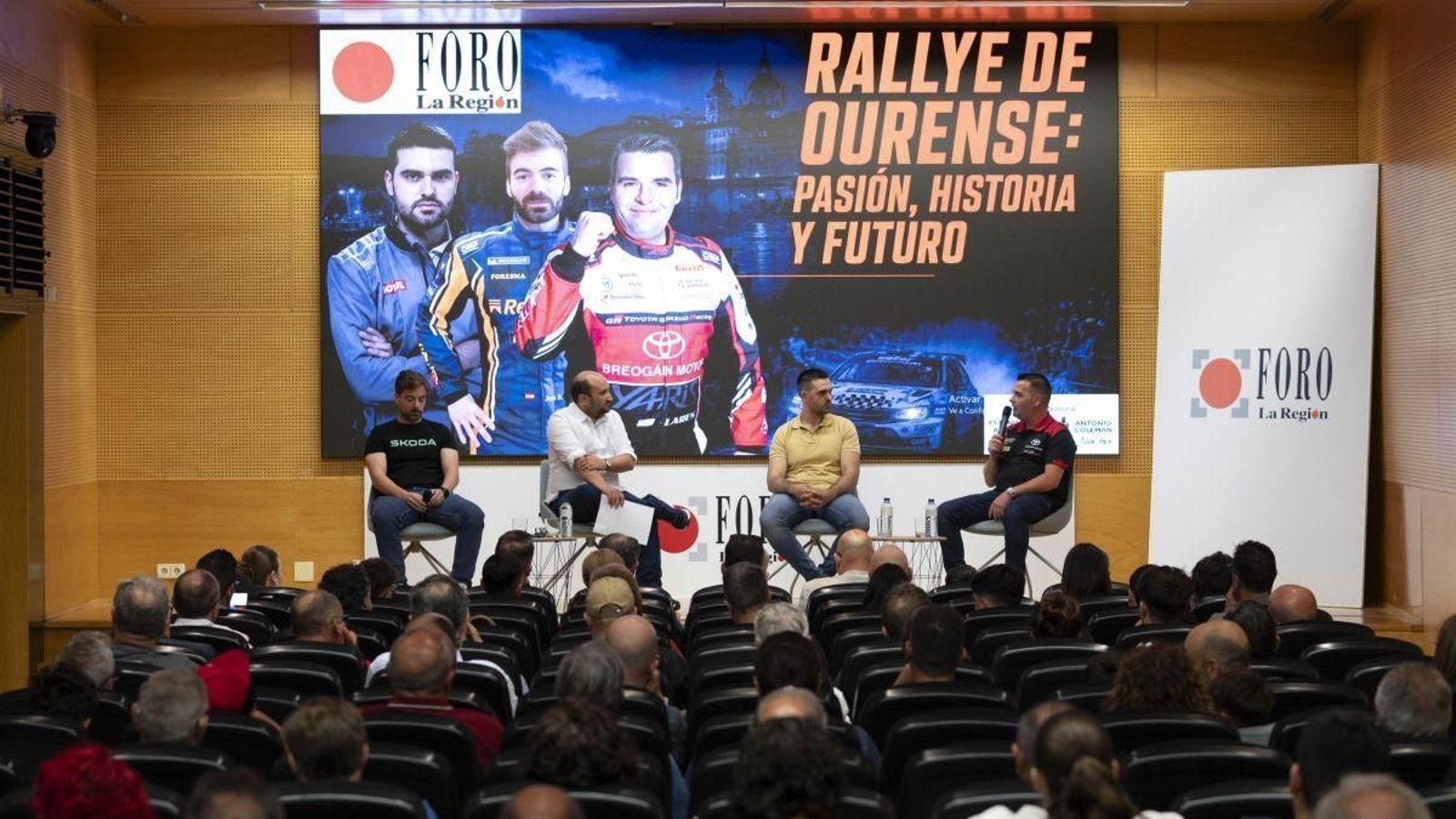 “Cohete” Suárez, Iago Peleteiro, Javier Pardo e Iván Ares, durante la edición del Foro La Región que se celebró en el Centro Cultural Marcos Valcárcel.