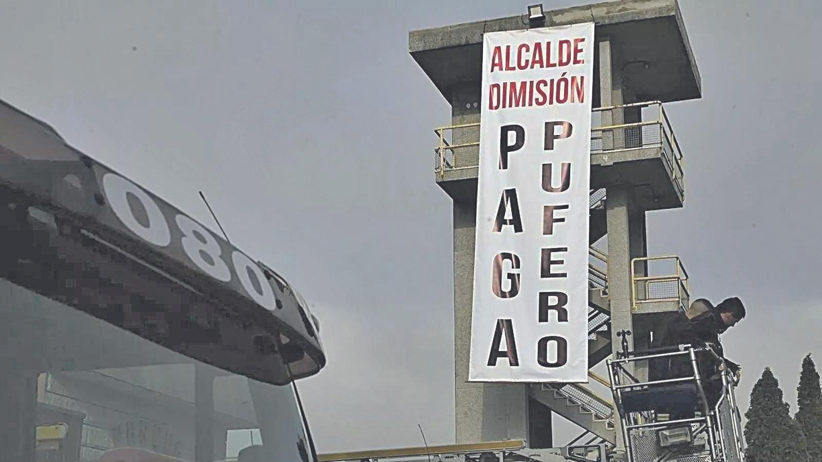 Pancarta reivindicativa desplegada en su día en la torre de los Bomberos.