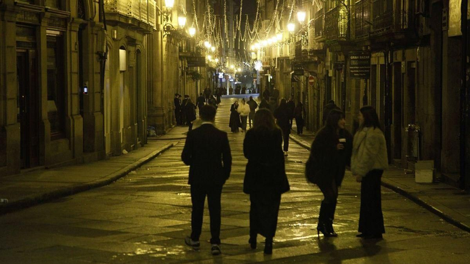 Ambiente en el Casco Vello durante la primera noche de 2026, con menos afluencia de la esperada.