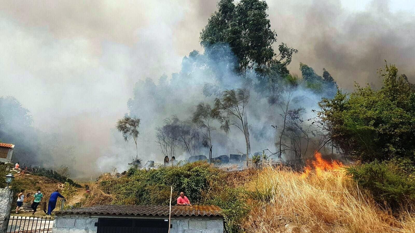 Las llamas se acercaron peligrosamente ayer a las casas de la parroquia de Vide, en As Neves