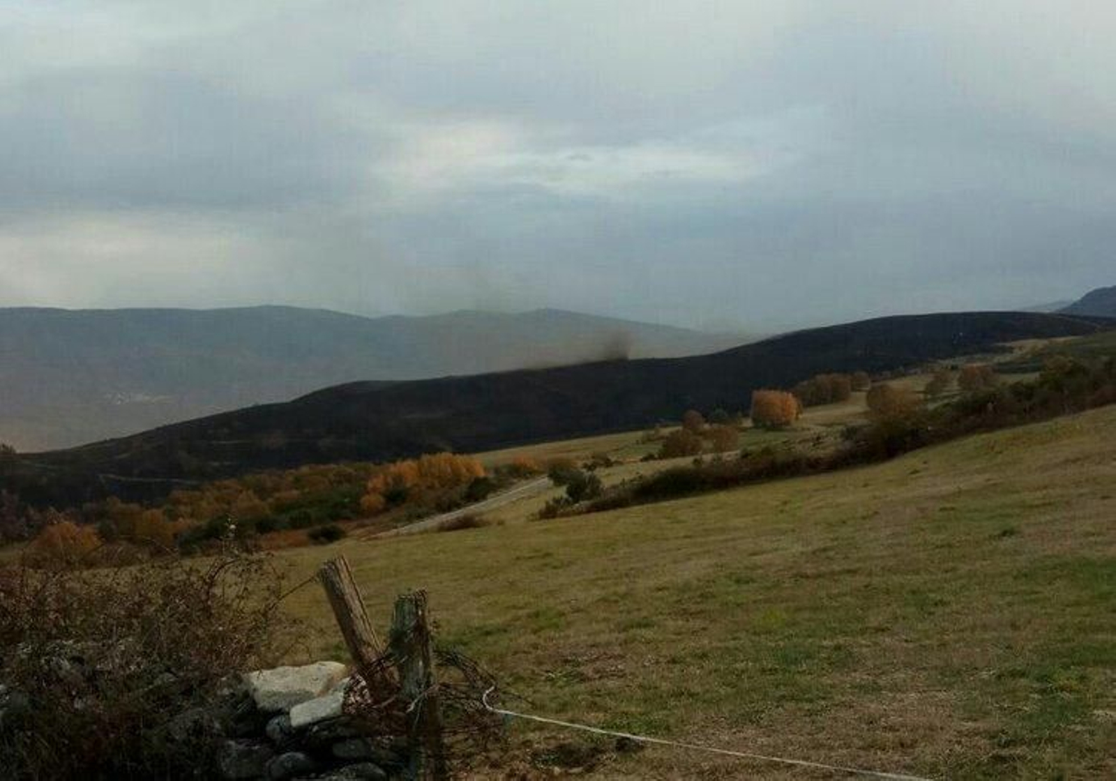 Nube de ceniza formada en un monte del Concello de Viana.