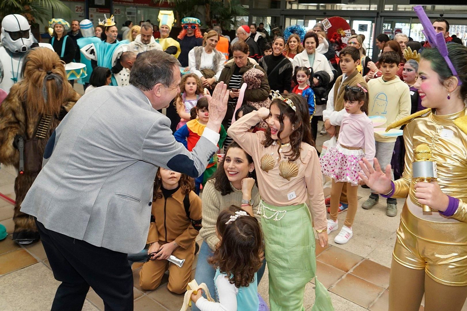El alcalde Abel Caballero saludando a los participantes en el concurso de disfraces del Entroido de Vigo.