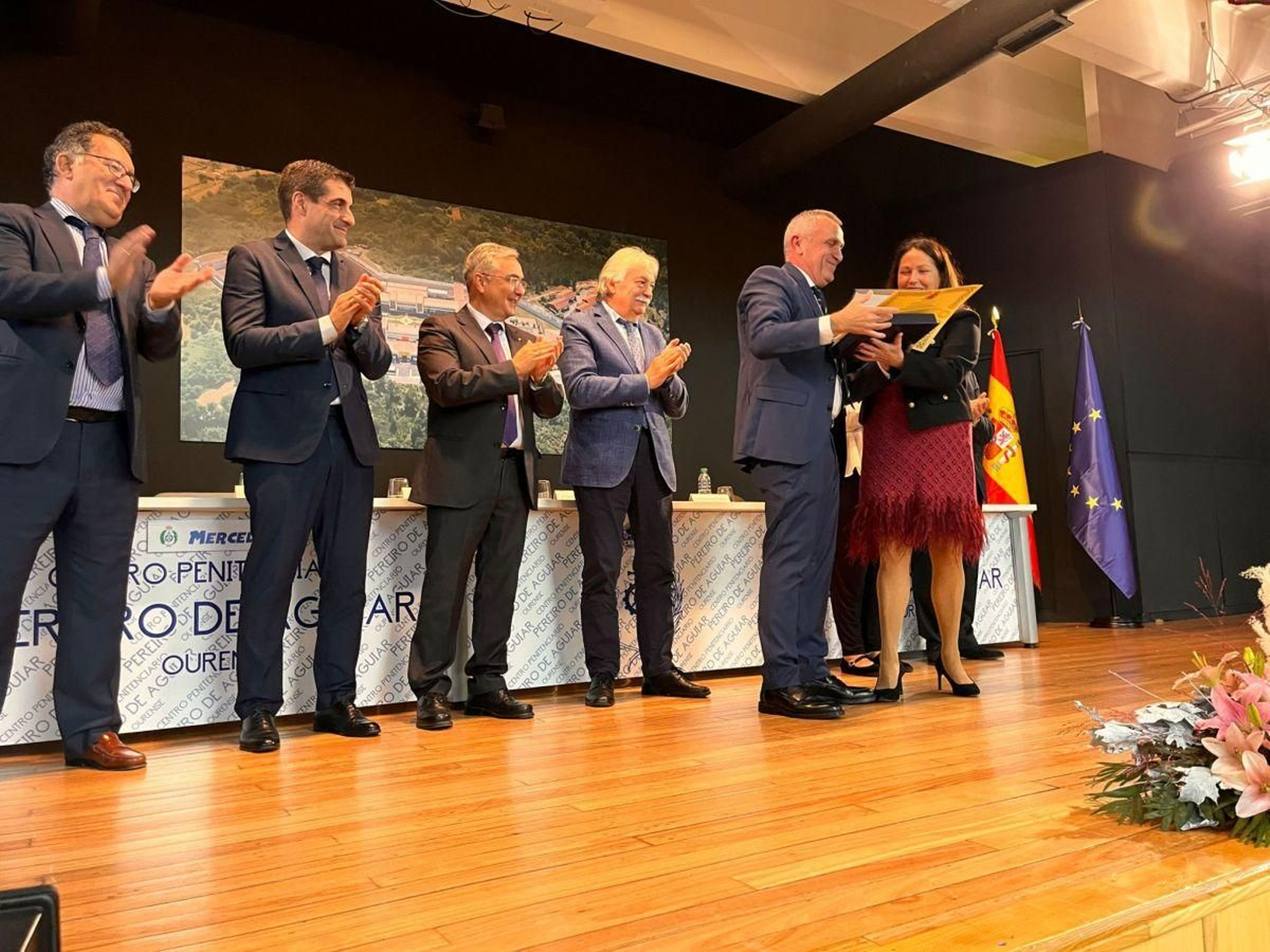Francisco González entrega la mención por los 25 años de servicio a la funcionaria Eva Vázquez.